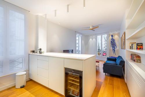 Il comprend une cuisine avec une cheminée et un salon. dans l'établissement GuestReady - Appartement moderne et sophistiqué, à Paris