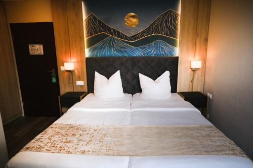 Ce lit se trouve dans une chambre d'hôtel ornée d'une peinture murale. dans l'établissement PARKHOTEL - Rosarium, à Uetersen