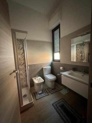 a bathroom with a toilet and a sink and a tub at Casabella in Giarre