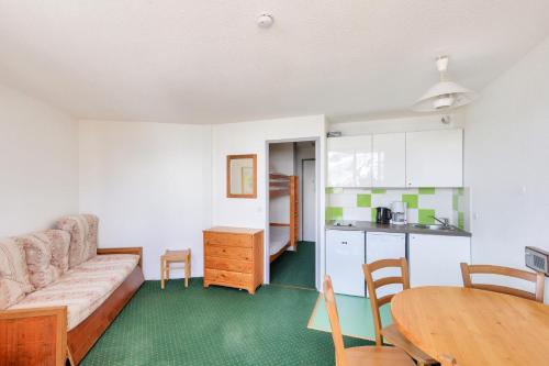 un salon avec un canapé et une table dans l'établissement Résidence Les Alpages - maeva Home - Studio 5 Personnes Confort MAE-3630, à Morzine