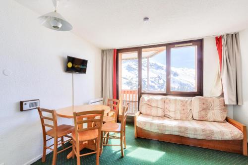 un salon avec une table et un canapé dans l'établissement Résidence Les Alpages - maeva Home - Studio 5 Personnes Confort MAE-3630, à Morzine