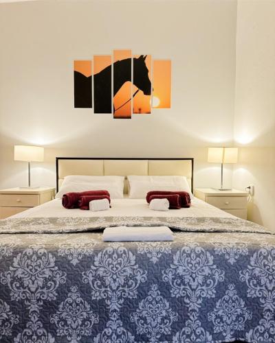 Menetaí的住宿－Harmony Heights apartment，一间卧室配有一张大床和两盏灯
