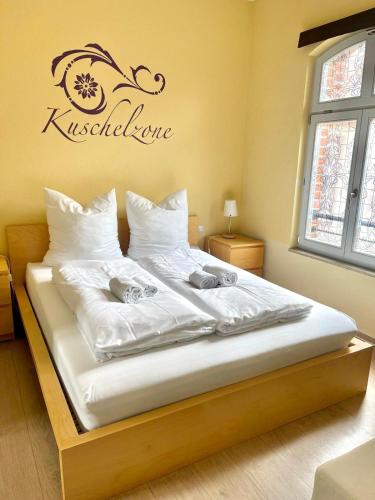 מיטה או מיטות בחדר ב-RAHA - Historischer Charme direkt am Domplatz