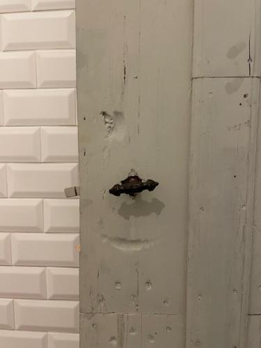una puerta con un agujero en el costado de una pared en Casa Ancha, en Beja