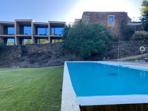 uma grande piscina em frente a um edifcio em Colmeal Countryside Hotel em Figueira de Castelo Rodrigo
