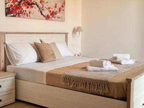 um quarto com uma cama grande e toalhas em D'amari:[Pozzallo 250 metri dal mare] Suite U'Suli em Pozzallo