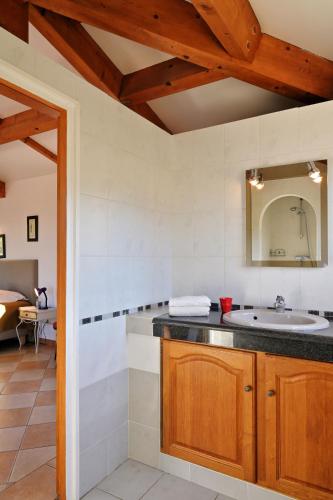 une salle de bain avec un lavabo et un miroir dans l'établissement Domaine Punta della Guardia villa vue mer dans nature protégée, plage à 1,5 km, à Cervione