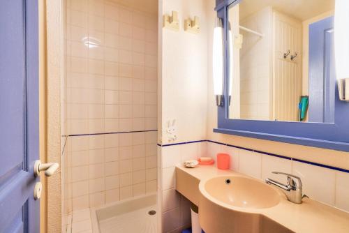 une salle de bain avec un lavabo, un miroir et une douche dans l'établissement Les Maisons de Lacanau les Pins - maeva Home - Maison 3 Pièces 8 Personnes Prestige MAE-2879, à Lacanau