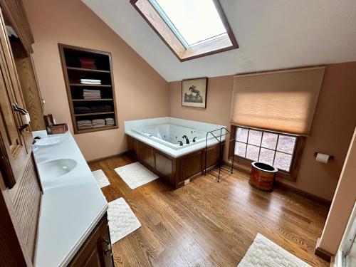een grote badkamer met een bad en een wastafel bij Warner-Concord Farms Bed & Breakfast in Geneva