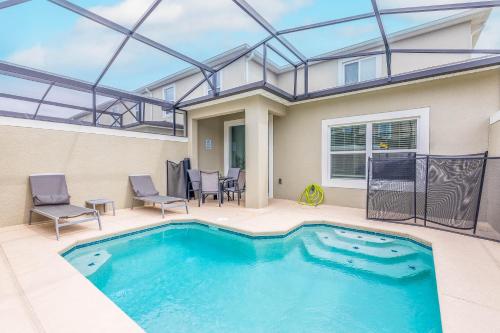 - une piscine avec une terrasse et une maison dans l'établissement TVPM-4263PD SL townhouse, à Kissimmee