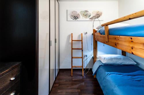 - une chambre avec des lits superposés et une échelle dans l'établissement Cervino View - 3 minuti a piedi dalle piste da scii - Parcheggio gratuito, à Breuil-Cervinia