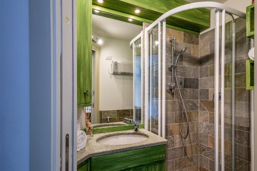 La salle de bains est pourvue d'un lavabo et d'une douche. dans l'établissement Cervino View - 3 minuti a piedi dalle piste da scii - Parcheggio gratuito, à Breuil-Cervinia