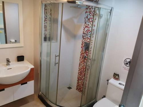 y baño con ducha y lavamanos. en Entired 1 Bedroom Seaview Condo@Cape Panwa Beach, en Ban Ao Makham