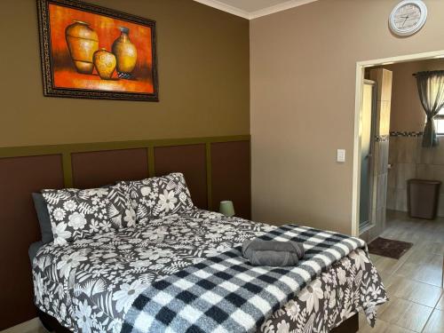 Ένα ή περισσότερα κρεβάτια σε δωμάτιο στο Azalea Accommodation