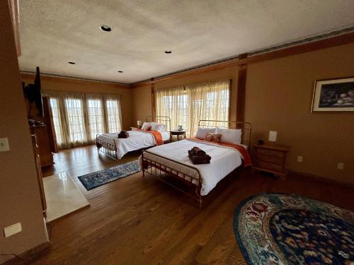 een slaapkamer met 2 bedden in een kamer bij Warner-Concord Farms Bed & Breakfast in Geneva