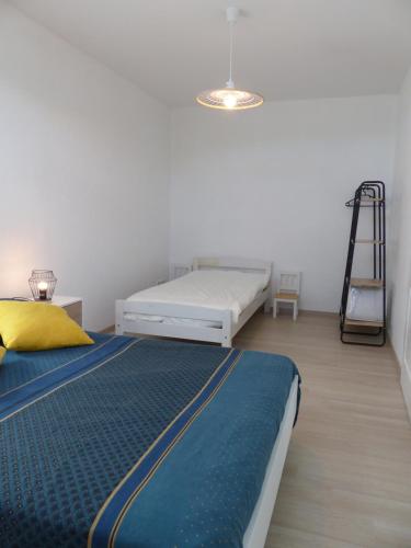 um quarto com 2 camas e uma escada em Gite des Limagnes em Thiviers