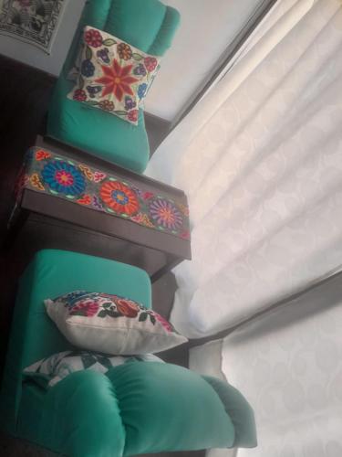 dos almohadas sentadas en una silla junto a una ventana en Suma uta lodge, en Puno