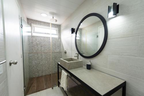 een badkamer met een wastafel en een spiegel bij Habitat Village in Higuerote