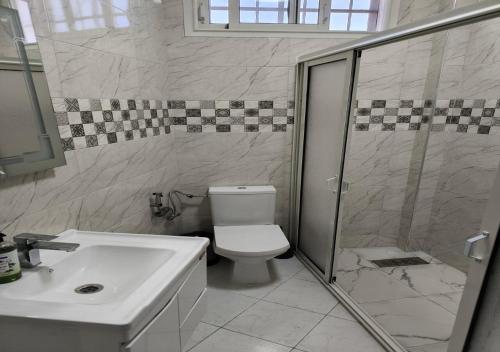 ein Bad mit einem WC, einem Waschbecken und einer Dusche in der Unterkunft Appartement médina Salé in Salé