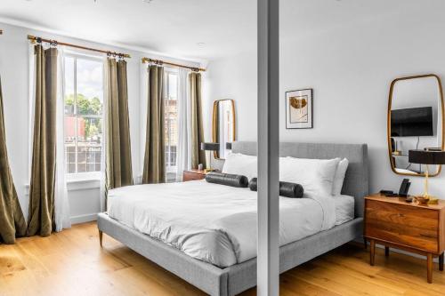 Postel nebo postele na pokoji v ubytování West Market Square View, Historic Hotel DTWN, King Bed, Room # 401