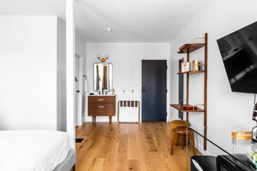 Postel nebo postele na pokoji v ubytování West Market Square View, Historic Hotel DTWN, King Bed, Room # 401