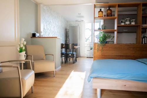 a bedroom with a bed and a dining room at Seesicht und charmante Wohnung bei Hanni und Ueli in Bottighofen