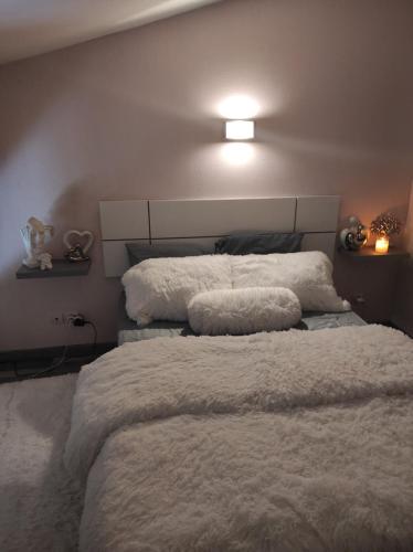 une chambre avec deux lits avec des draps blancs dans l'établissement Chez Sév et Michel, à Gallargues-le-Montueux