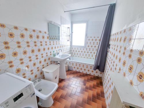 une salle de bain avec toilettes et lavabo dans l'établissement Les Tournesols, à Hyères