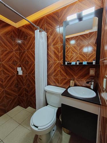 La salle de bains est pourvue de toilettes et d'un lavabo. dans l'établissement CASA COCO OAXACA INN, à Oaxaca