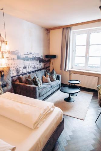 a living room with a bed and a couch at Am Paulusbogen in Passau