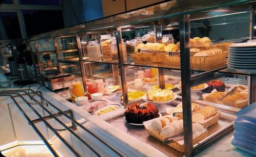 una vitrina con muchos tipos diferentes de alimentos en CHA Mime Hotel, en Blumenau