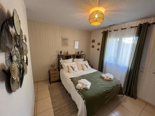 une chambre avec un lit avec des serviettes dessus dans l'établissement Charmante dépendance au centre historique à Agde, à Agde