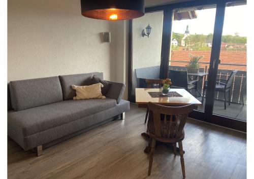 uma sala de estar com um sofá e uma mesa em Apartment Stallberg em Eiterfeld