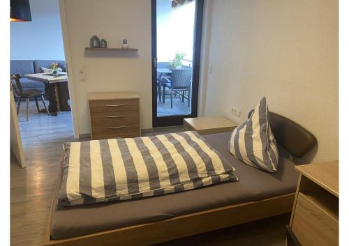 um quarto com uma cama e vista para uma varanda em Apartment Stallberg em Eiterfeld