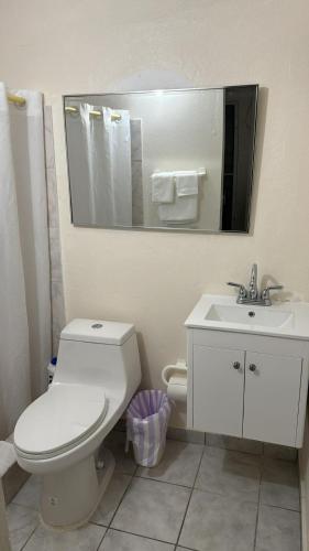 Ένα μπάνιο στο Playa Apartments