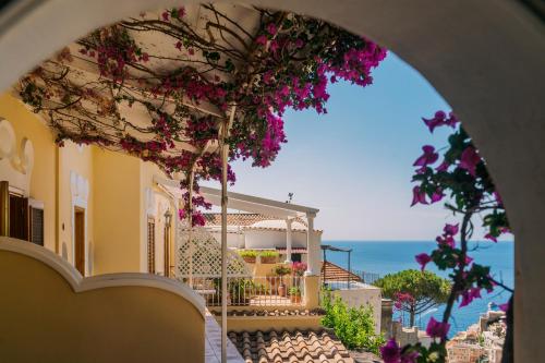 een uitzicht op een huis met bloemen erop bij Villa Mary Suites in Positano