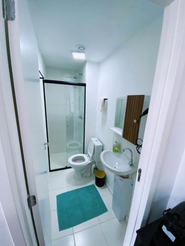 uma casa de banho branca com um WC e um lavatório em Apartamento no Butantã em São Paulo
