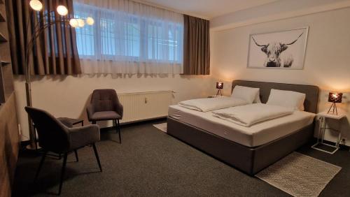 1 dormitorio con cama, escritorio y silla en Fremdenzimmer& Appartementhaus Blassnig, en Finkenstein