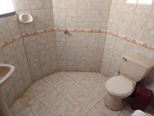 uma casa de banho com um WC e um lavatório em HoSTAL SANTA BARBARA em Torotoro