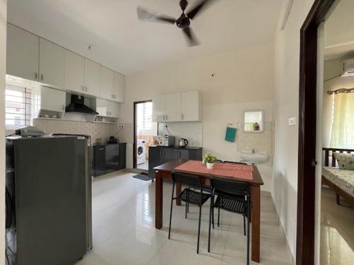 Kuchyň nebo kuchyňský kout v ubytování SSN Home Stays in Bangalore near PLAY Arena
