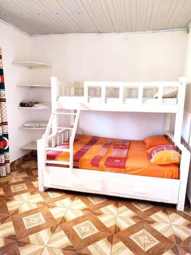 Ein Etagenbett oder Etagenbetten in einem Zimmer der Unterkunft Villa KIMRAN