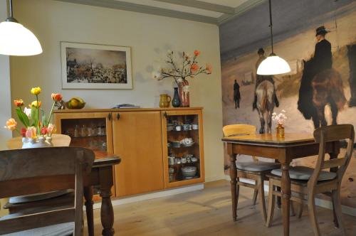 een eetkamer met een houten tafel en een eetkamer bij B&B Slotstraat in Dreischor