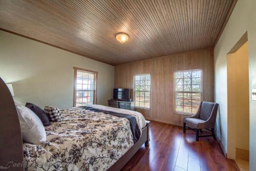 una camera con un letto e una sedia di Pecan Farm Haus a Fredericksburg