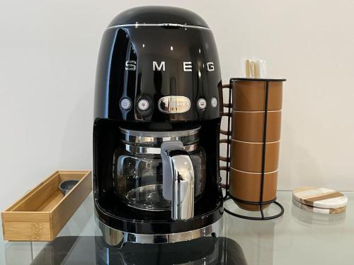 una cafetera negra sentada en una mesa en Market Square View, Heart of DTWN, Historic Hotel, King Bed, Room # 402, en Bangor