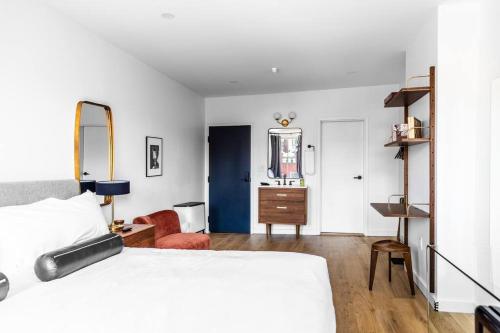 1 dormitorio con cama, tocador y espejo en Market Square View, Heart of DTWN, Historic Hotel, King Bed, Room # 402, en Bangor