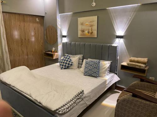 En eller flere senge i et værelse på Serene Private Room