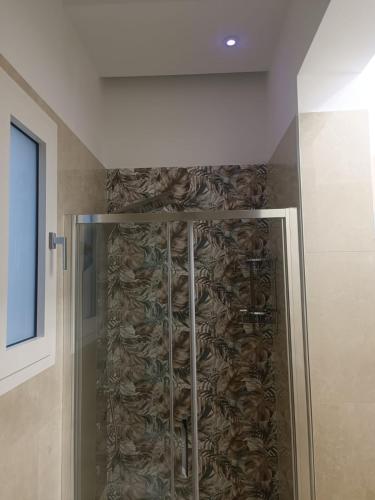 y baño con ducha y puerta de cristal. en Villa Matilde Monteroni, en Monteroni di Lecce