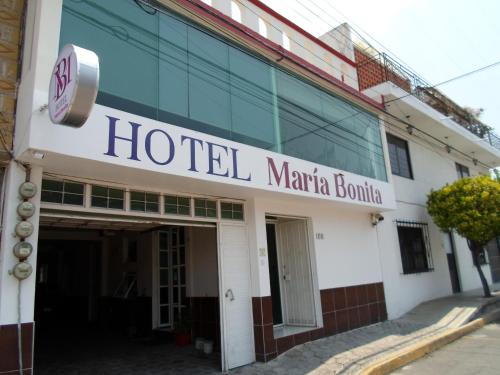 a hotel margarita bonita building on a street at Hotel María Bonita in Tlaxcala de Xicohténcatl