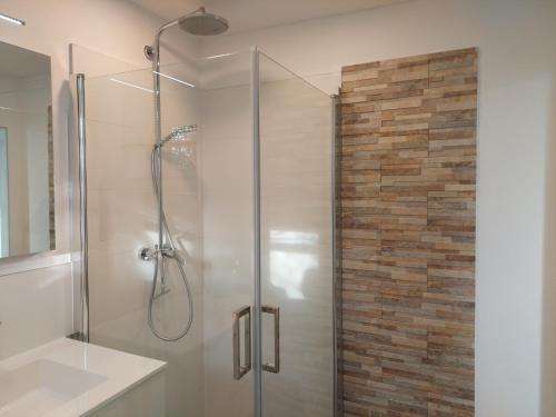 a bathroom with a shower with a glass door at auszeit34 in Ebelsbach