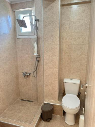 Ένα μπάνιο στο Adoniss Apartmentss 2